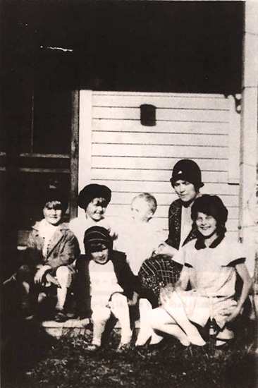 Alma Jenny Koppana-Finley, 1929, with five of her eight children